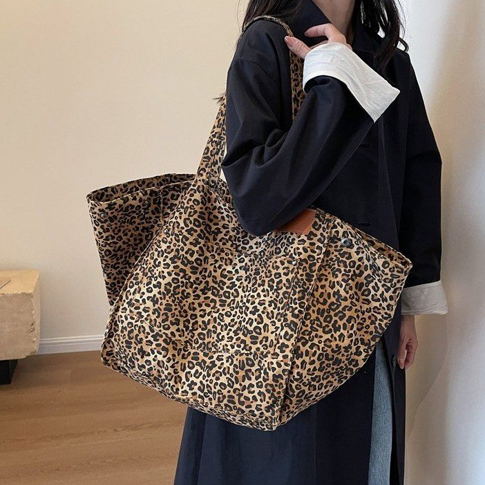 Large capacity leopard print fashion shoulder bag women's new simple personality tote bag large shopping bag versatile travel bag