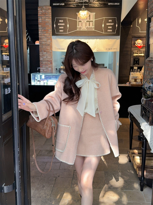 New set of sweet and loose V-neck jacket, A-line high-waisted skirt, shirt, three-piece set