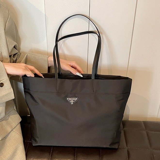 Simple large bag for women 2024 summer new nylon shoulder armpit tote bag large capacity shopping bag handbag