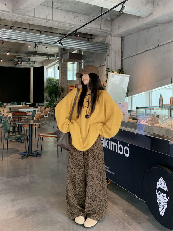 Handsome leopard print casual wide-leg pants + loose and lazy Beibei pumpkin yellow sweater suit