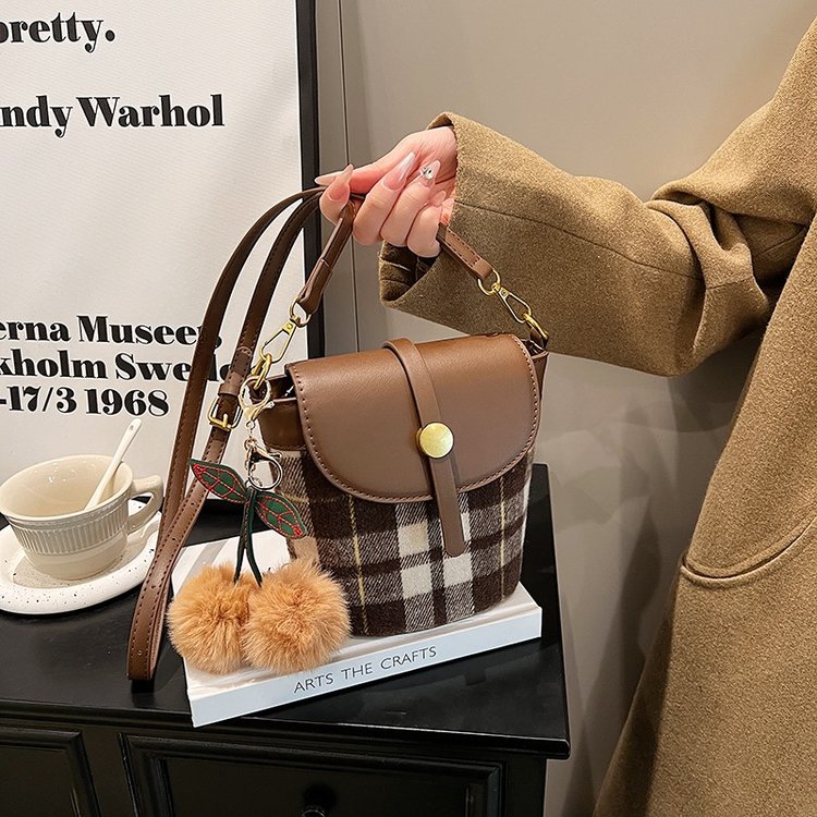 This year’s popular small bags 2024 new women’s bags autumn and winter versatile crossbody bags popular super hot plaid bucket bag