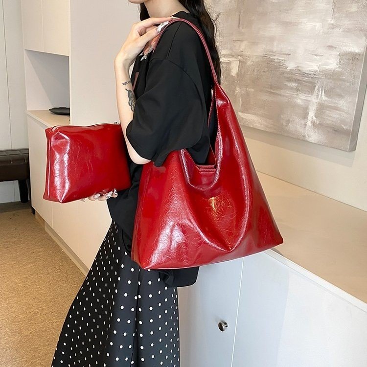 Casual large-capacity bag for women, versatile 2024 new fashion single shoulder mother-in-law bag red class commuting tote bag