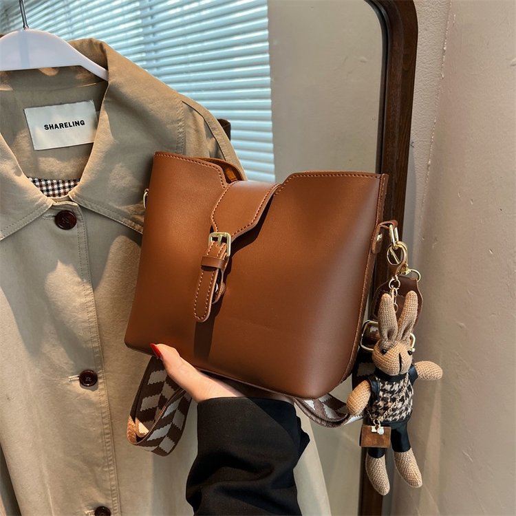 This year's popular small bags for women in autumn and winter new fashion wideband crossbody bag popular niche design bucket bag