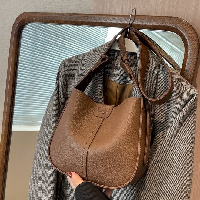 High-end bag for women, large capacity, new trendy niche design, soft leather shoulder crossbody bag, women's bucket bag