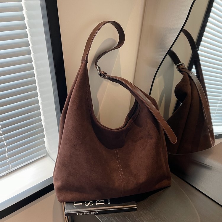 Autumn and winter new suede bucket bag large capacity single shoulder armpit tote bag retro commuter versatile mother-in-law bag
