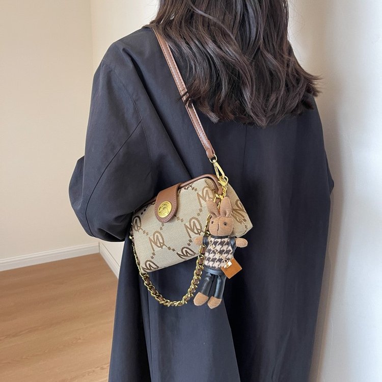 Chain underarm bag for women, new niche design, fashionable and versatile cloth bag, single shoulder crossbody bag is popular this year