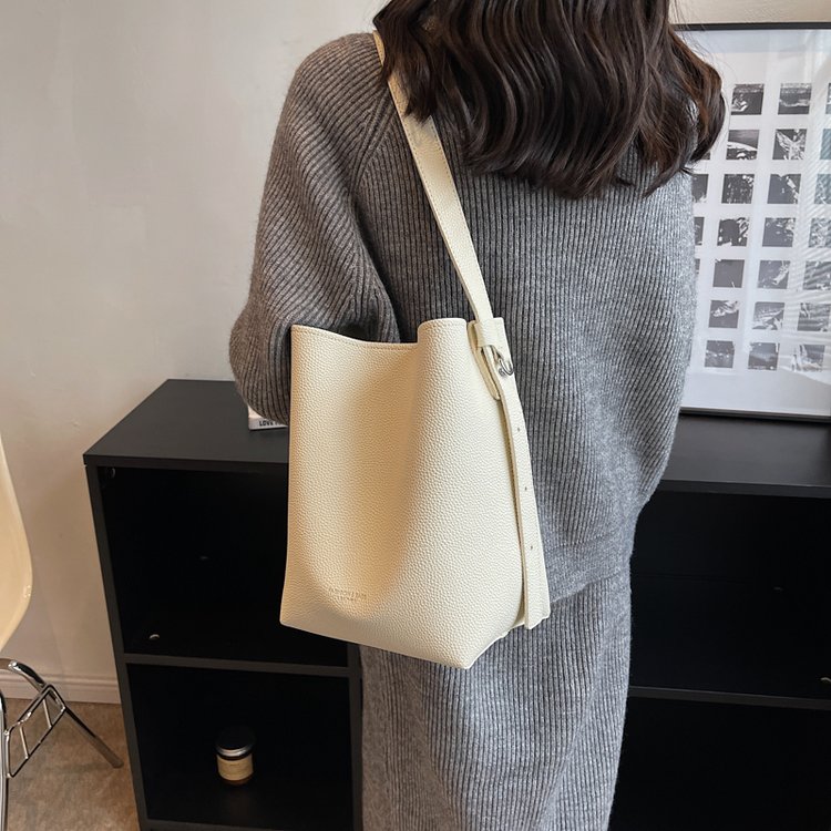 Niche design bucket bag women's new summer simple commuting crossbody bag texture versatile one-shoulder Xijin