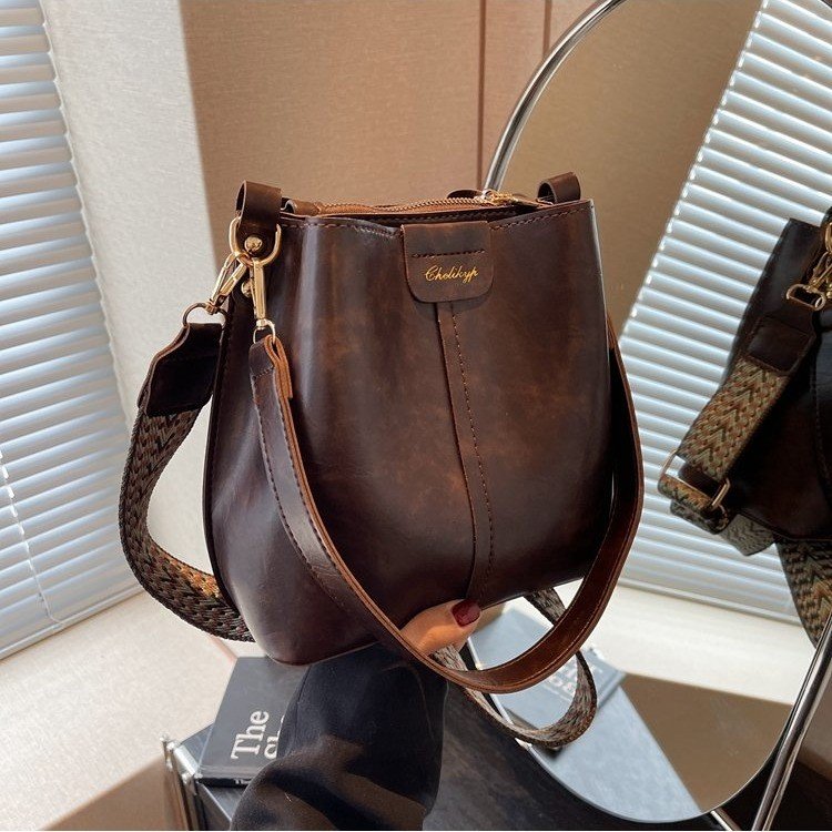 Cross-border fashion retro bucket bag 2024 autumn and winter new large-capacity crossbody bag niche popular portable armpit bag