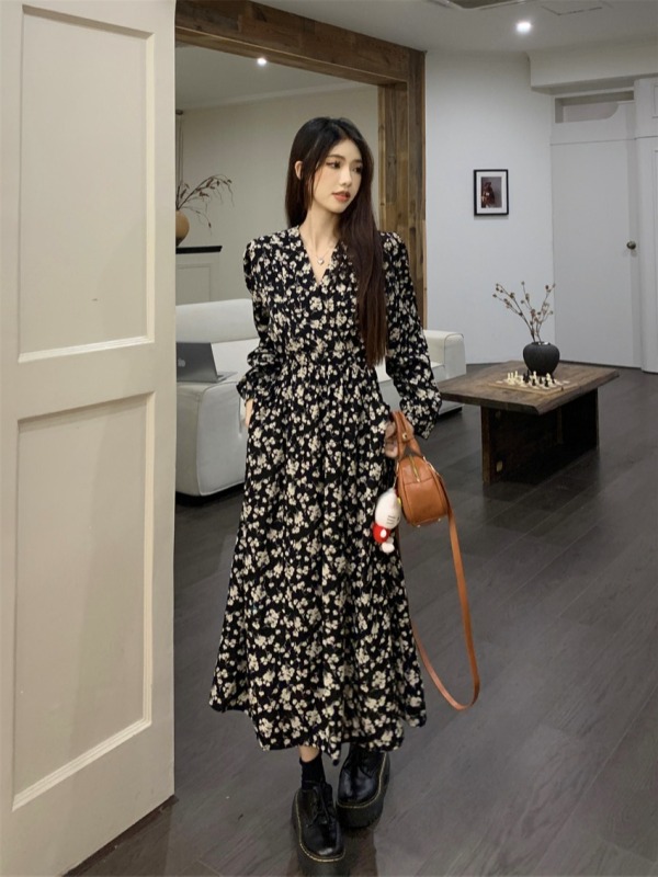 2024 new retro printed dress French high-end black inner with small floral long skirt for women