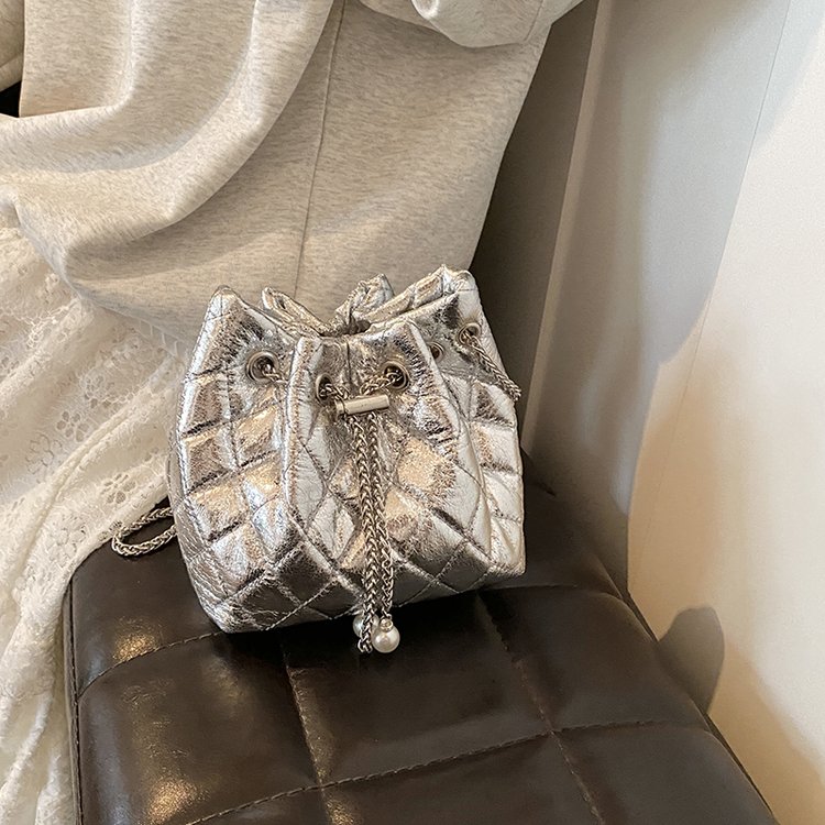 Diamond chain bag for women 2024 summer new fashion trend glossy pleated bucket bag foreign style single shoulder crossbody bag
