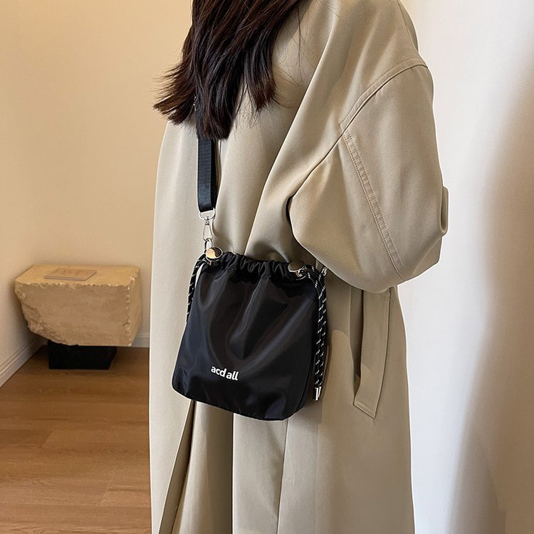 Niche design drawstring shoulder crossbody bag fashionable letter casual bucket bag fashionable crossbody bag commuter bag