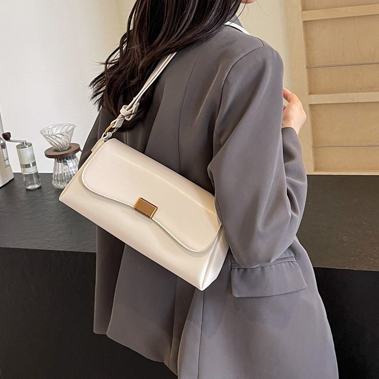 Crossbody bag women's niche high-end baguette bag 2024 new Korean version fashion retro commuter shoulder armpit bag
