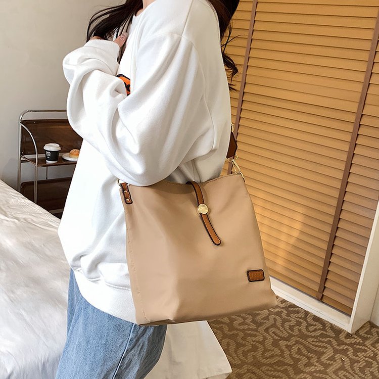 Korean style simple casual shoulder bag 2024 new fashion crossbody bag nylon Oxford cloth lightweight bucket bag trendy