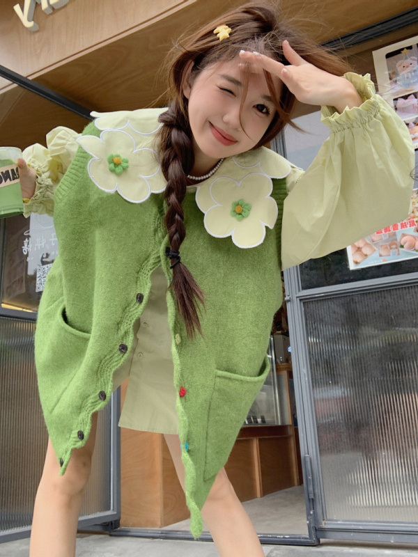 Love at first sight, sweet and versatile loose age-reducing design shirt + soft and waxy casual vest
