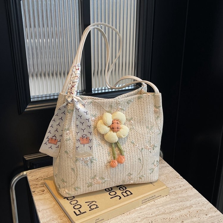 Niche woven bucket bag new class commuting tote bag women's large capacity vacation single shoulder straw bag