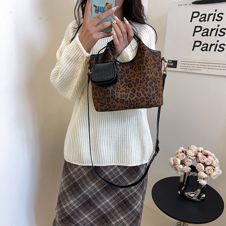 This year's popular niche leopard print bag for women 2024 new autumn and winter versatile crossbody bag portable bucket bag