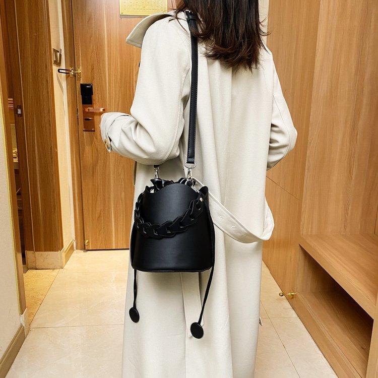 French niche design bag for women, new trendy and versatile autumn and winter retro bucket bag, internet celebrity single shoulder crossbody bag