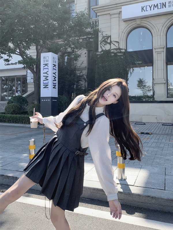 Korean sweet lace shirt + age-reducing pleated suspender skirt