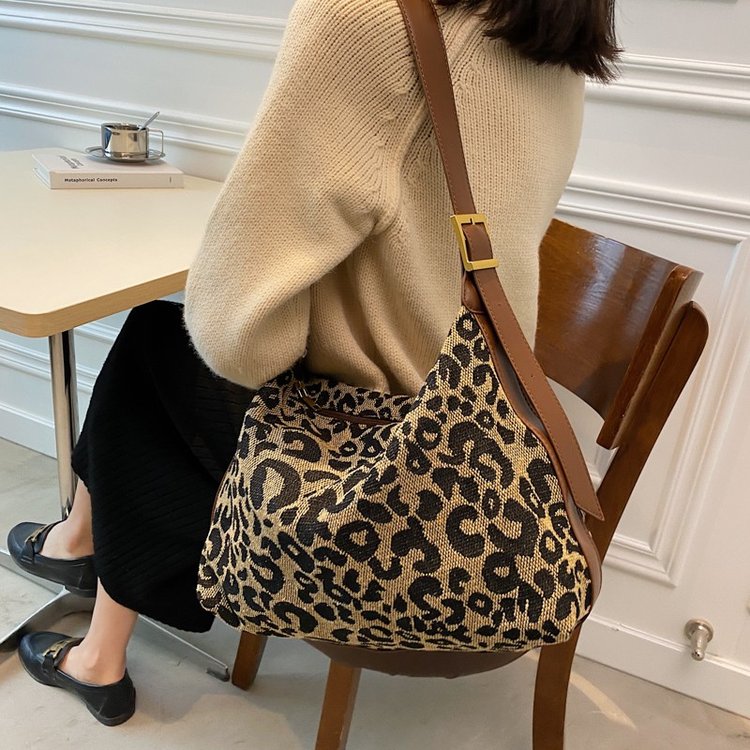 Autumn and winter textured bags for women, large capacity, new fashion large bags, leopard print bag bags, niche single shoulder crossbody bags