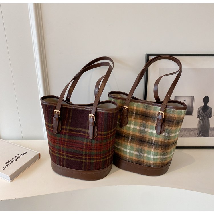Retro woolen bucket bag for women 2024 winter new fashion tote bag simple handbag commuter shoulder bag