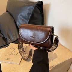 Niche design single shoulder crossbody bag new autumn and winter trendy bag women versatile wide shoulder strap fashionable small square bag