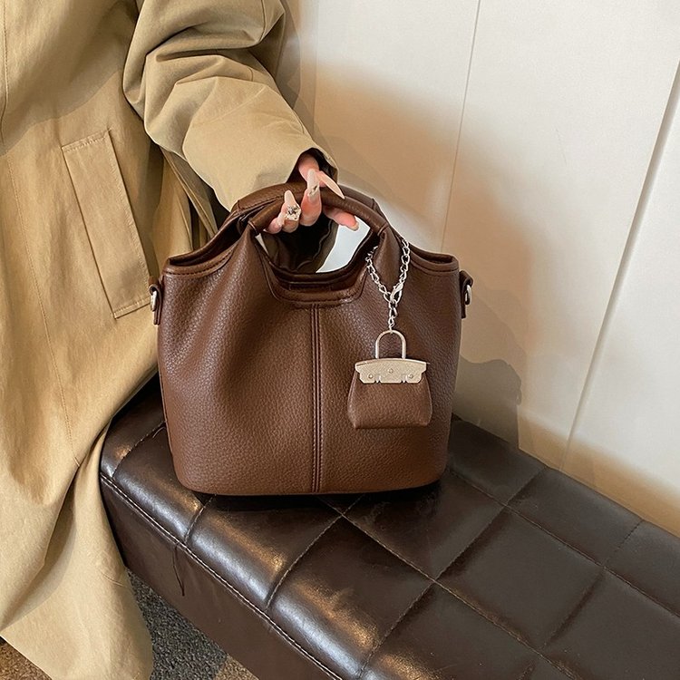 Versatile and super popular handheld small bag for women 2024 new autumn and winter retro crossbody bag fashionable small tote bag bucket bag