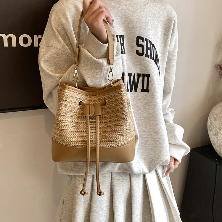 Woven Straw Bag Women's 2024 New Summer Versatile Crossbody Seaside Vacation Beach Bag Portable Bucket Bag