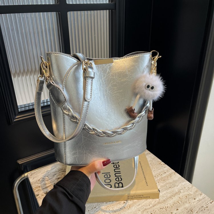 High-end textured bags for women 2024 new commuter fashion niche portable bucket bag foreign style casual crossbody bag