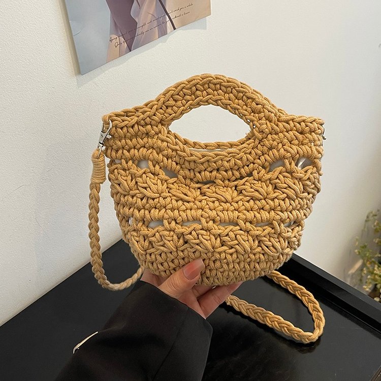 Manufacturer wholesale dropshipping internet celebrity versatile cloud woven niche ins bag 2024 woolen handmade crossbody bag