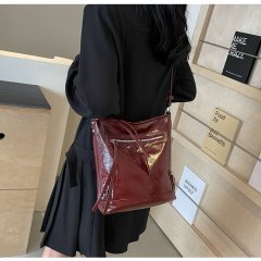 Hand-held large-capacity tote bag for women Korean style trendy cross-body travel bag 2024 summer new high-end shoulder bag