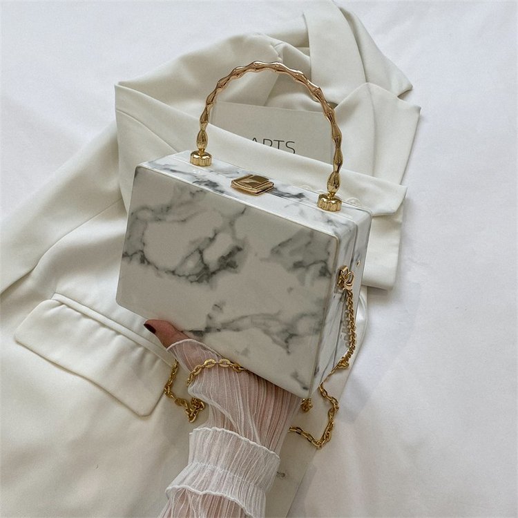 New high-end popular small square bag, simple and atmospheric commuter shoulder bag, niche handbag for women