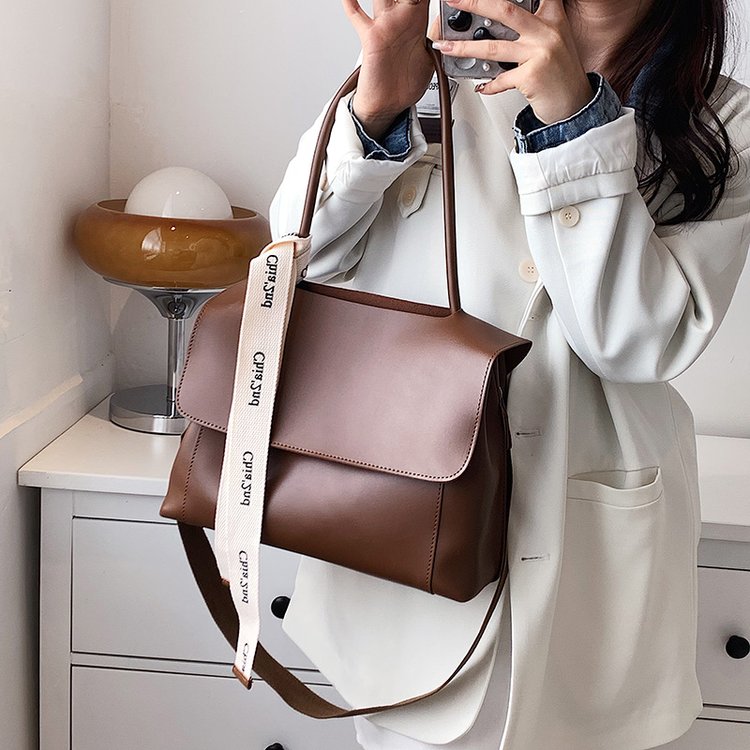 Internet celebrity fashion bag large capacity solid color texture handbag 2024 new style female style single shoulder crossbody tote bag