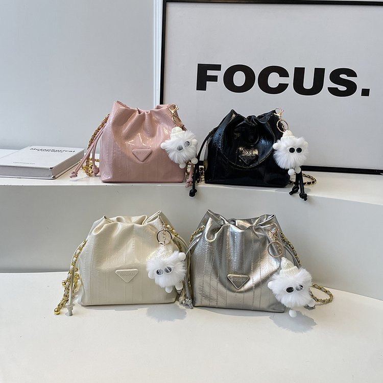 Western style niche chain bag bucket bag crossbody bag 2024 new trendy fashion versatile casual small bag for women