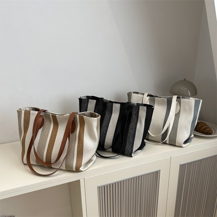 New trendy women's striped shoulder bag, fashionable and casual large-capacity handbag, textured commuting armpit tote bag