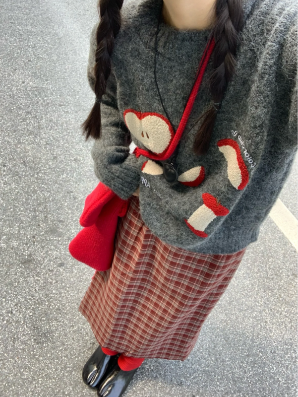 Casual loose and versatile pullover sweater + plaid skirt