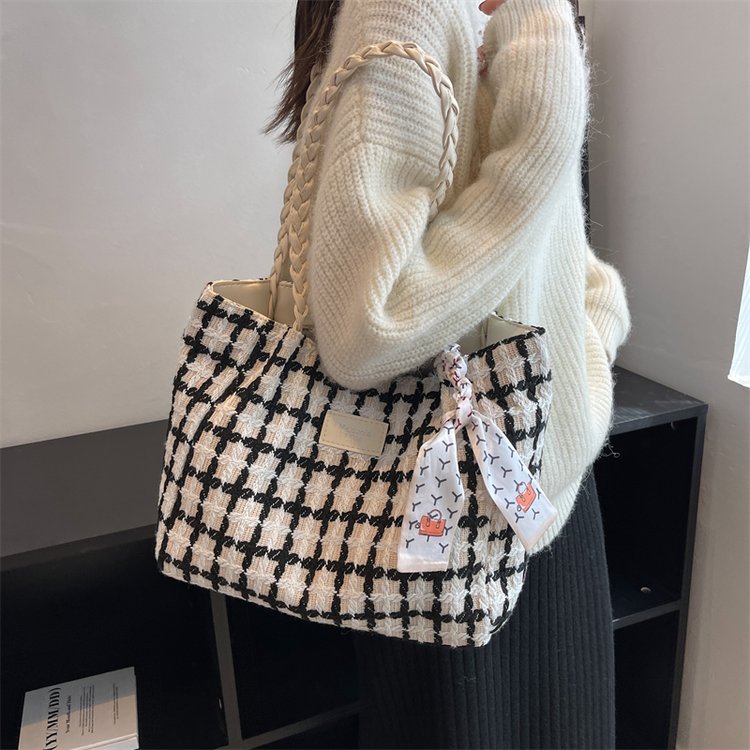 Autumn and winter large-capacity woolen tote bag 2024 new class commuting shoulder bag fashionable plaid armpit bag