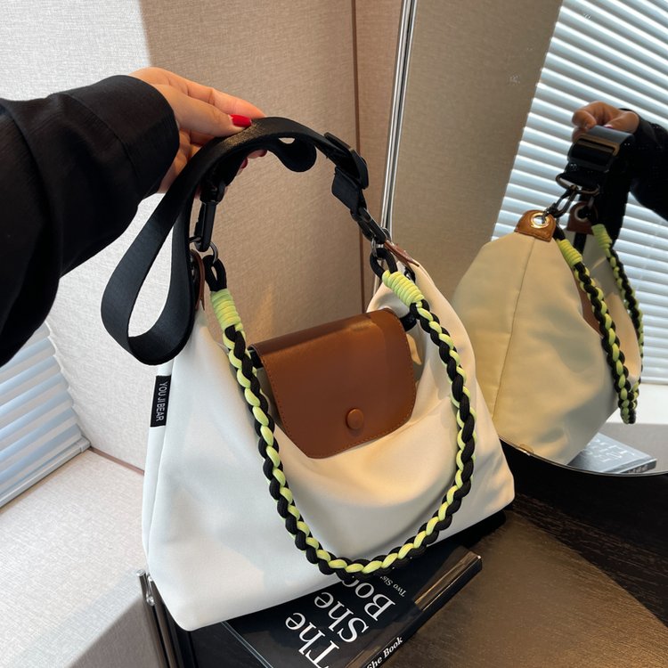 College students commuting to class, niche single shoulder tote bag for women 2024 new large capacity crossbody canvas bag