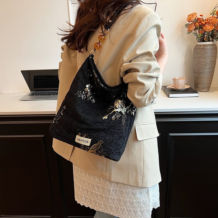 New Chinese embroidered tote bag for women 2024 new large capacity fashionable shoulder bag Internet celebrity super hot commuter bag