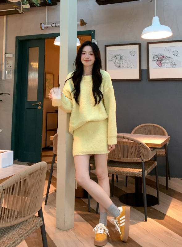 Popular design chick yellow feather thickening suit