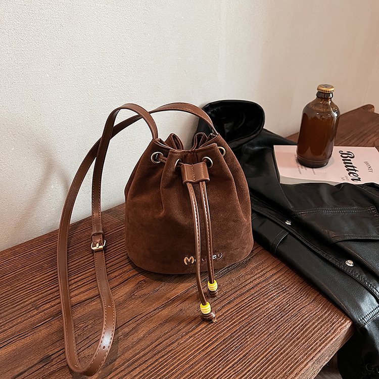 Foreign trade super popular niche drawstring bucket bag women's 2024 autumn and winter high-end shoulder bag simple western style crossbody bag