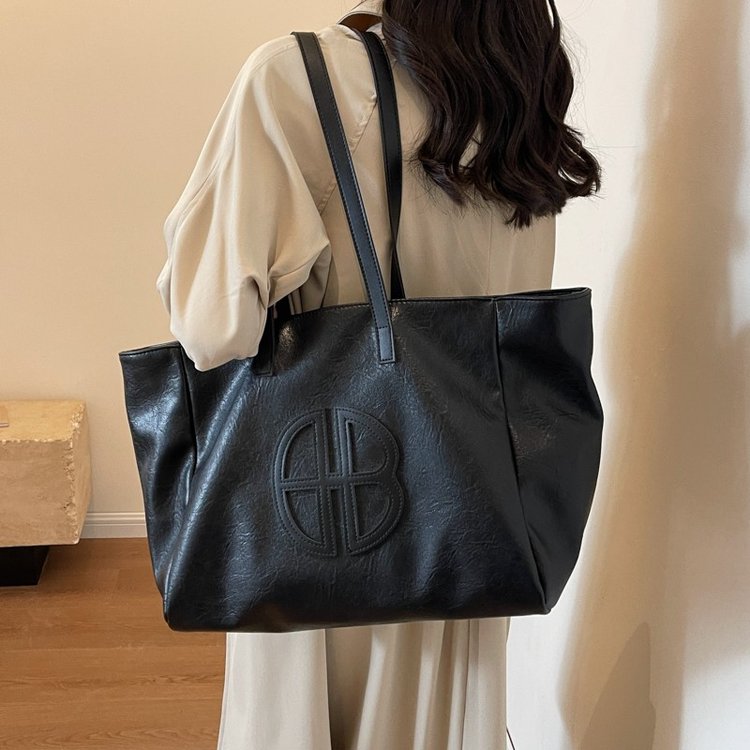 Large-capacity tote bag women's new trendy retro versatile shoulder bag autumn and winter fashion high-end portable large bag