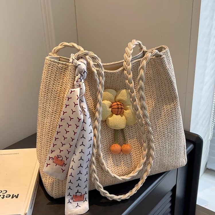 Vacation seaside woven straw bag women's large capacity 2024 new rattan portable shoulder bag commuter tote bag
