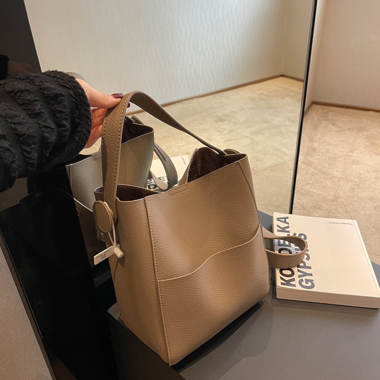 This year's popular bags, women's bags, new fashionable autumn and winter wideband crossbody bags, simple and explosive portable bucket bags