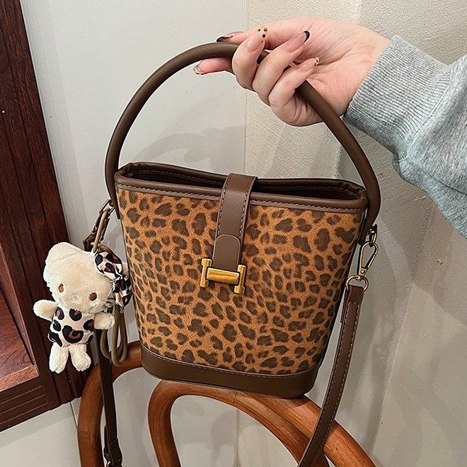Autumn and winter retro niche suede bag women's 2024 new versatile crossbody bag leopard print portable bucket bag