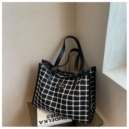 Plaid commuter armpit large capacity bag women's new fashion high-end tote bag niche shoulder bag