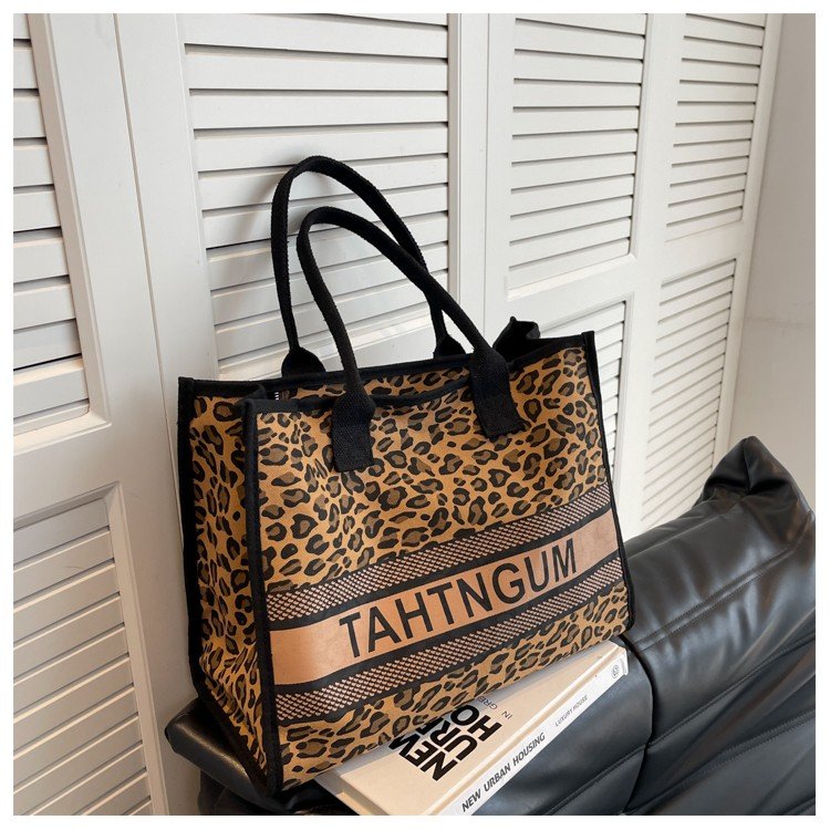 Leopard print canvas bag for women 2024 winter new fashion portable shopping bag large capacity commuting tote bag