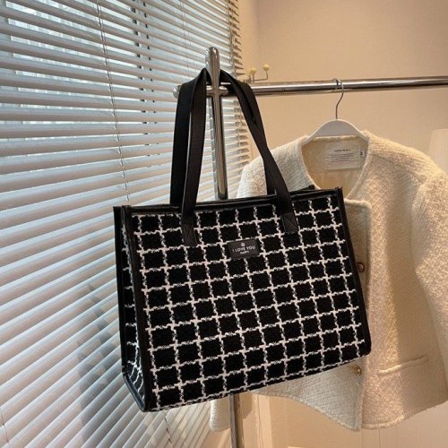 Plaid commuter armpit large capacity bag women's new fashion high-end tote bag niche shoulder bag