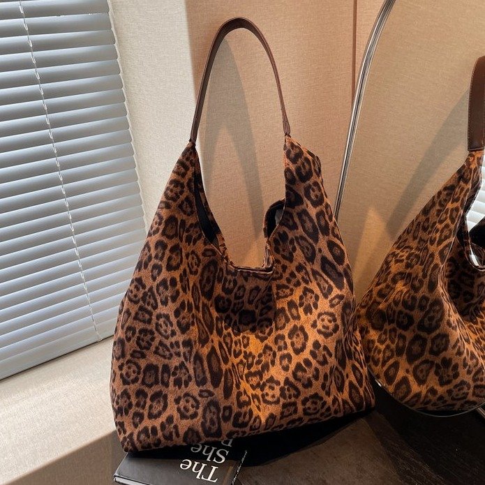 Large-capacity casual, fashionable, leopard print personality, retro new shopping bag, fashionable autumn and winter shoulder bag, women's bag