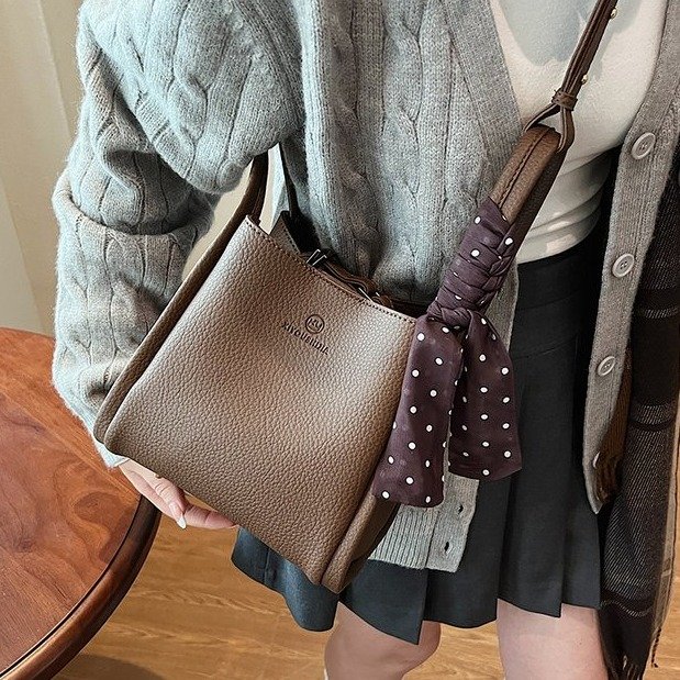 Autumn and winter retro versatile small bags for women 2024 new fashion single shoulder crossbody bag super popular handbag bucket bag