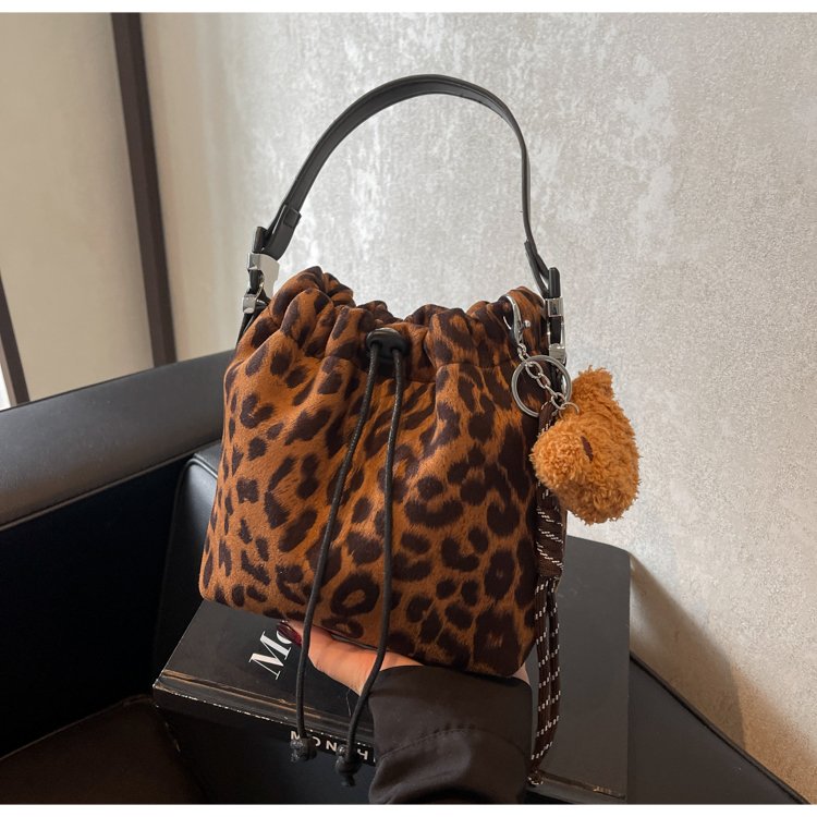 Fashionable drawstring leopard print bucket bag for women 2024 new retro casual shoulder bag niche simple design women's bag